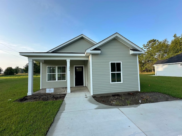 view of front of property with a front yard