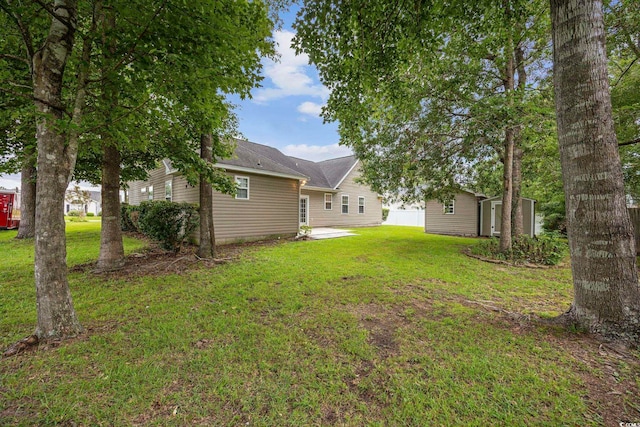 view of yard with an outbuilding