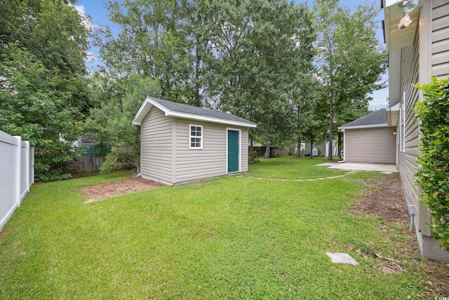 view of yard featuring a storage shed