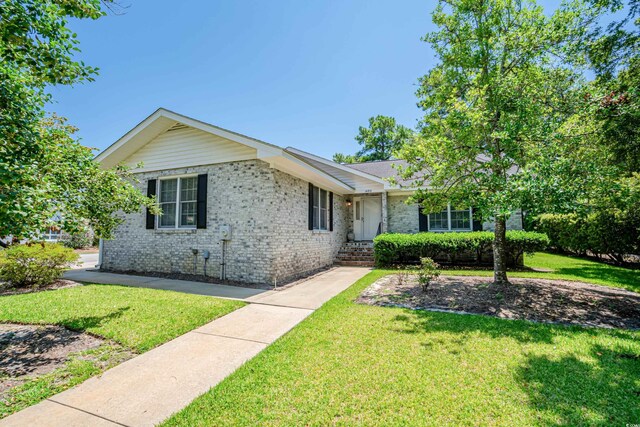 ranch-style house featuring a front yard