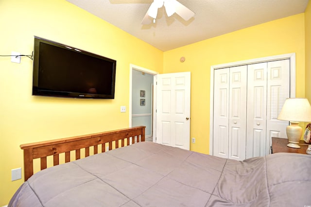 bedroom with a textured ceiling, ceiling fan, and a closet