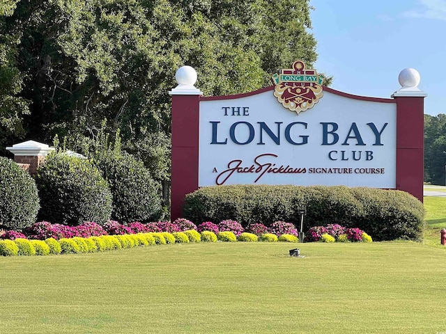 community sign featuring a yard