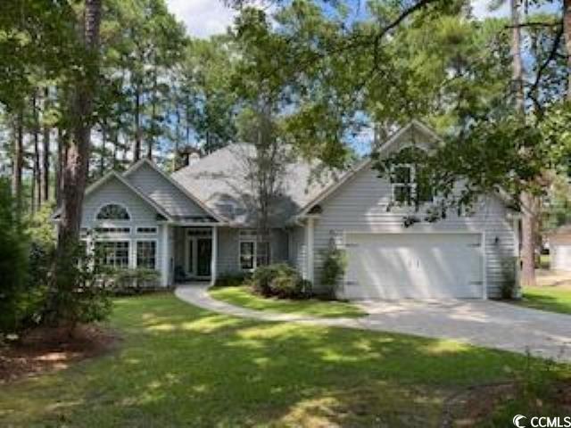 view of front facade with a front yard