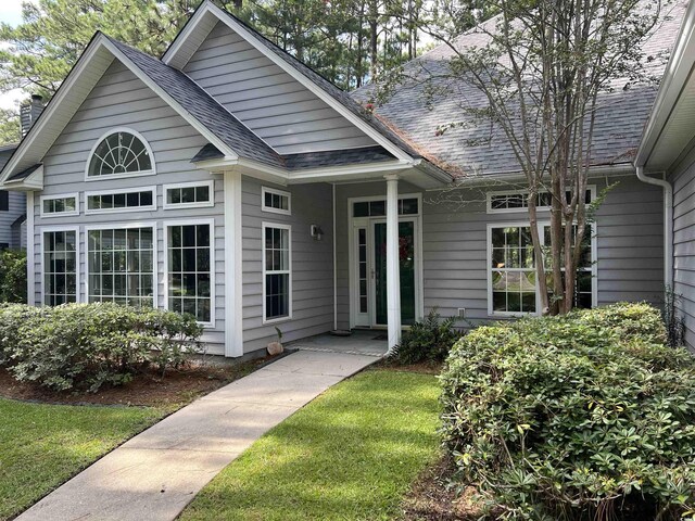 view of front of home with a front lawn