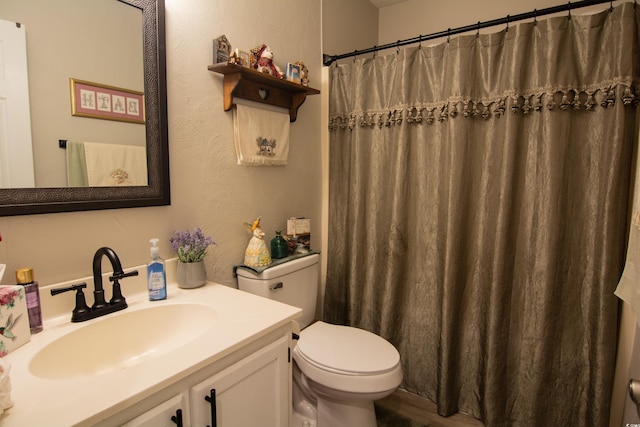 full bathroom featuring toilet, a shower with curtain, and vanity