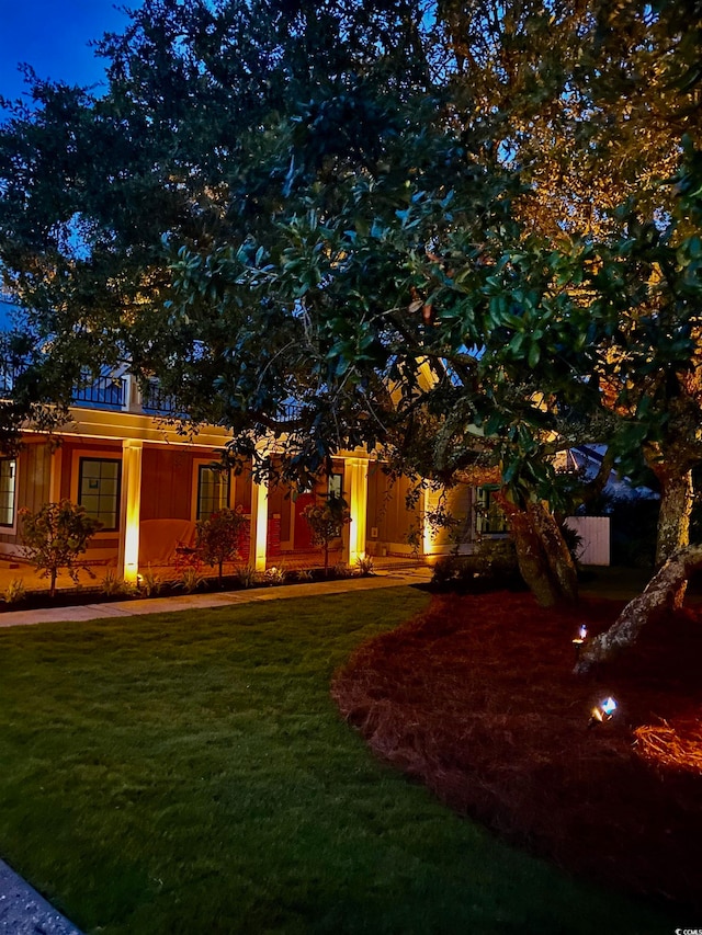 view of front of home featuring a front lawn