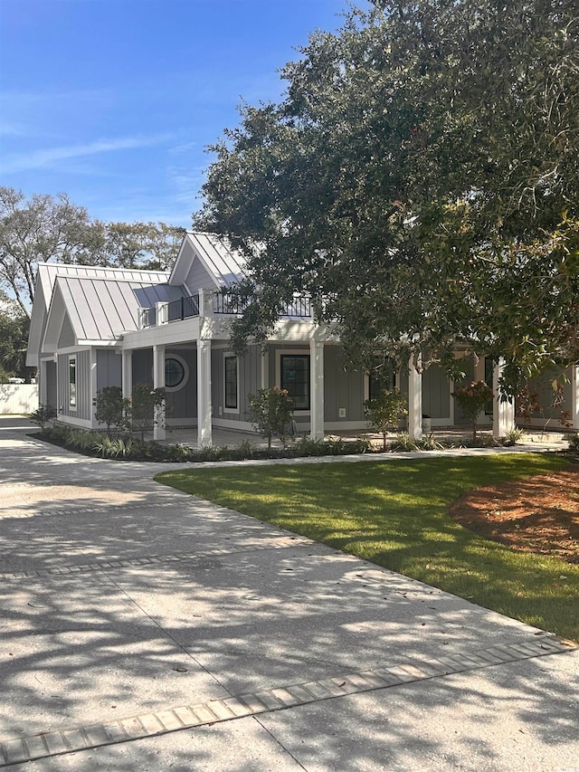 view of front of property featuring a front lawn