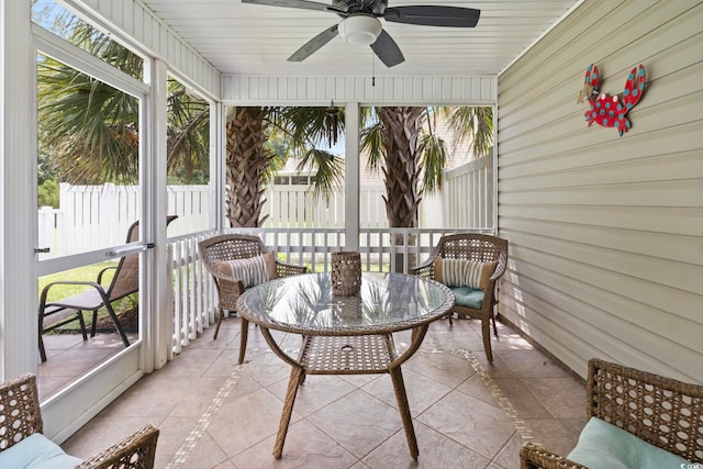 sunroom with ceiling fan