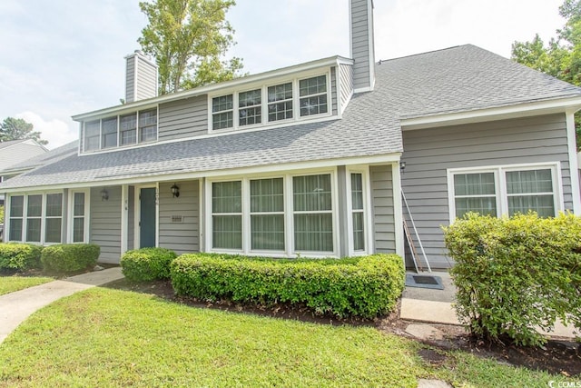 view of front facade featuring a front yard