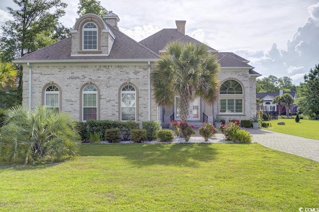 view of front facade with a front yard