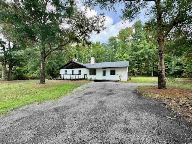 view of front of house featuring a front lawn