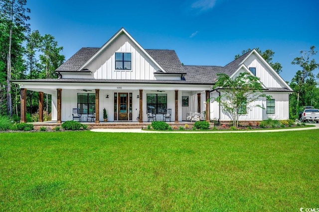 modern farmhouse style home featuring ceiling fan, a front lawn, and a porch