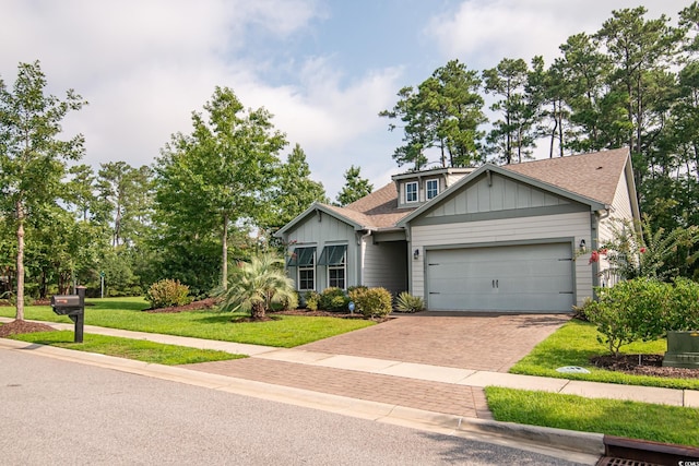 view of front of property featuring a garage and a front yard