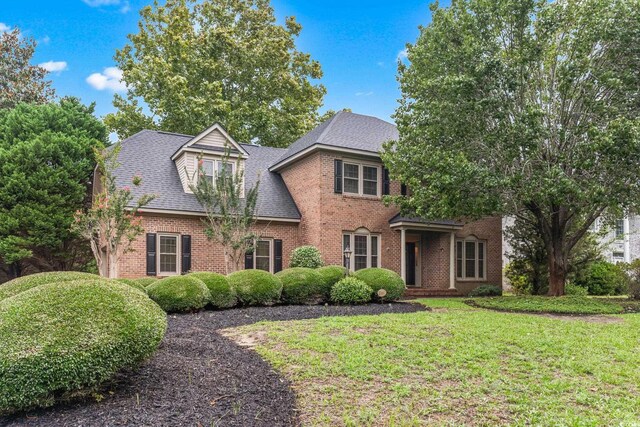 view of front of property featuring a front yard