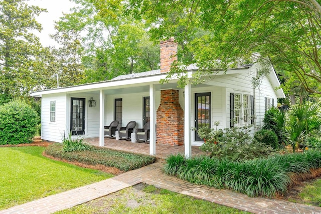 view of front of home with a porch and a front lawn