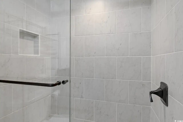 bathroom featuring a tile shower