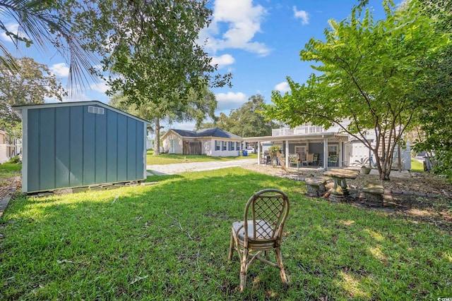 view of yard featuring a storage shed