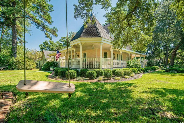 view of front of house with a front yard