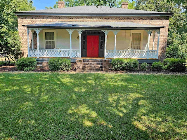 view of front of house with covered porch and a front lawn