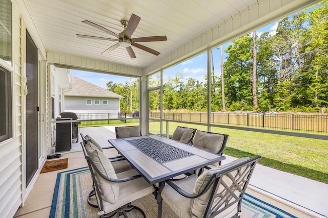 sunroom with ceiling fan