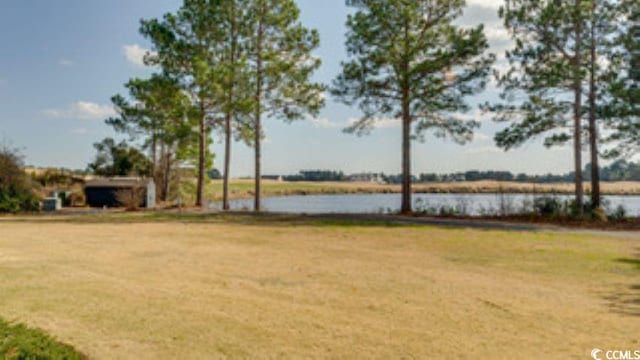 view of yard featuring a water view