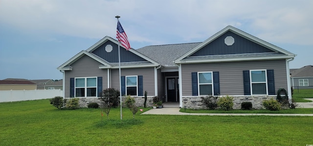 craftsman house with a front lawn