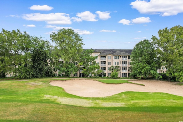 view of property's community featuring a lawn