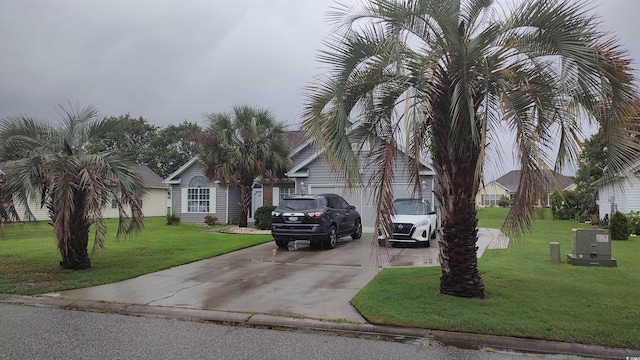 view of front of property featuring driveway and a front lawn