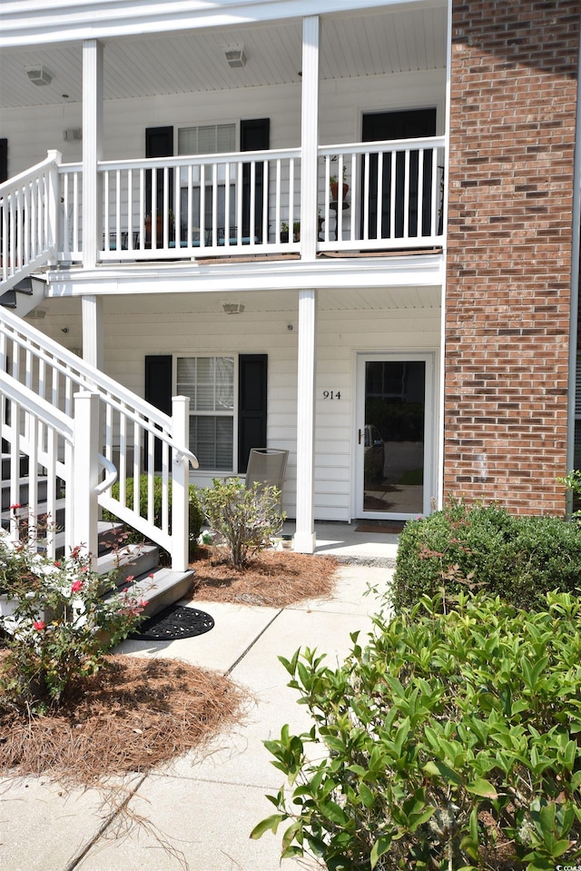 entrance to property featuring a balcony