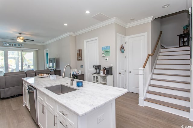 kitchen featuring sink, white cabinetry, light wood-type flooring, a kitchen island with sink, and ceiling fan