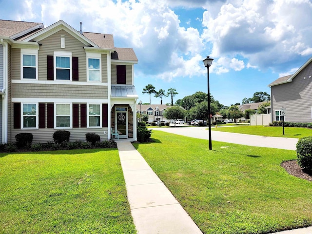 view of front of property featuring a front lawn