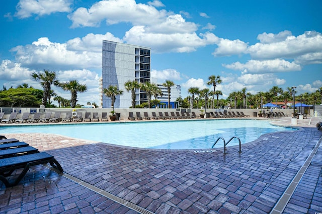 view of swimming pool