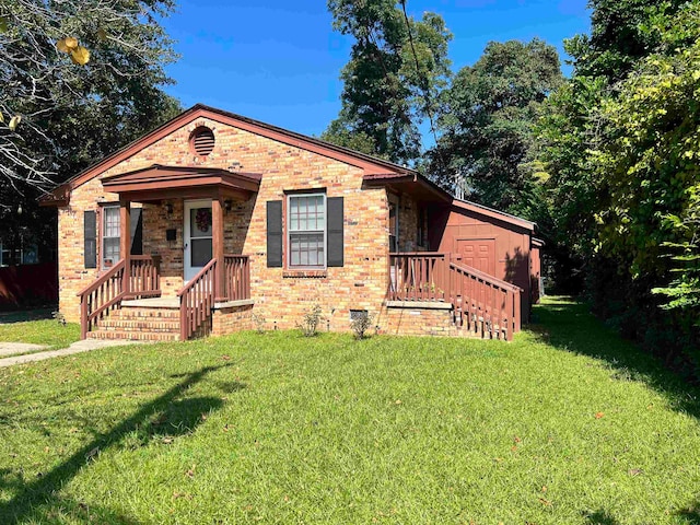 view of front of property featuring a front yard