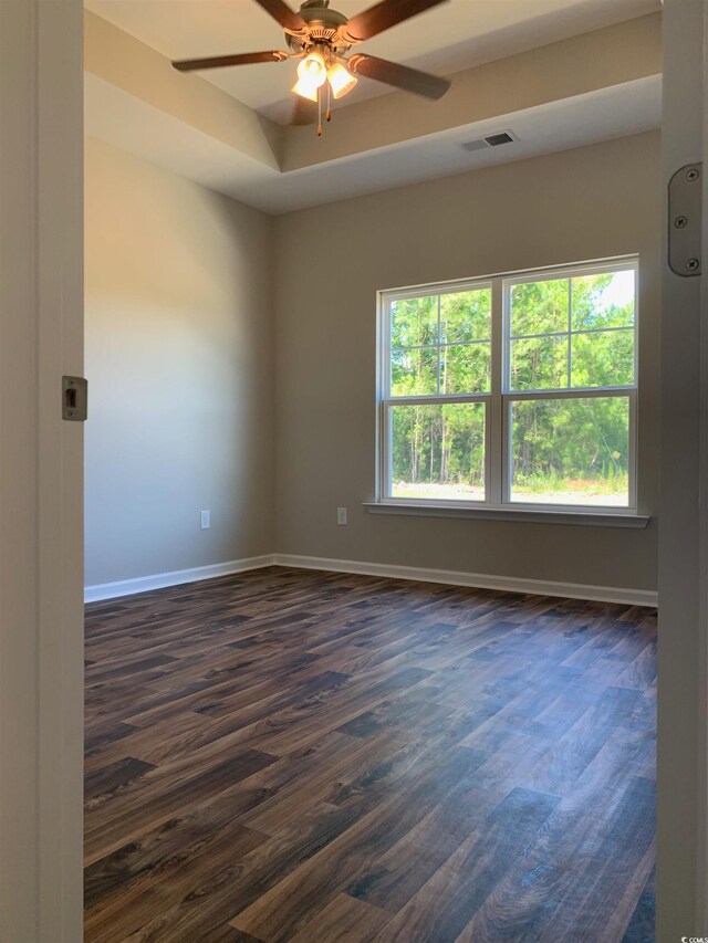 empty room featuring dark hardwood / wood-style floors and ceiling fan