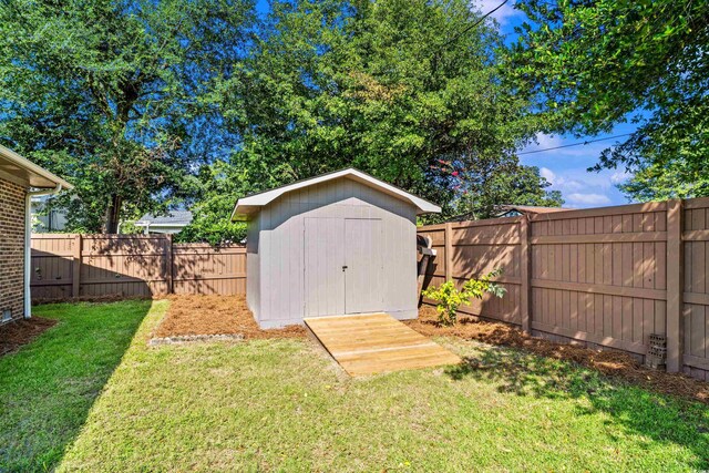 view of outdoor structure featuring a yard