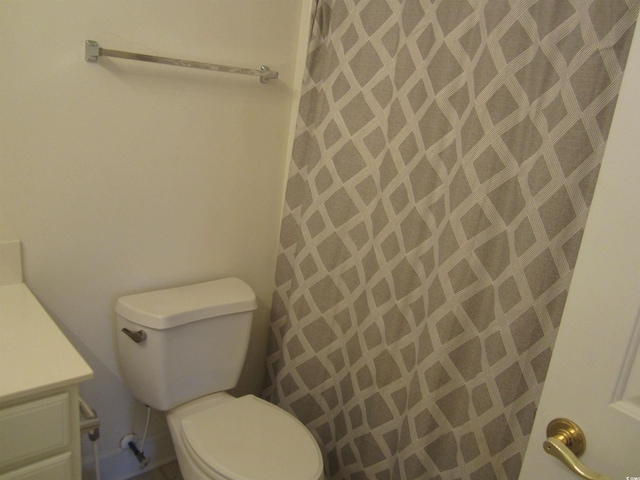 full bath featuring curtained shower, vanity, and toilet