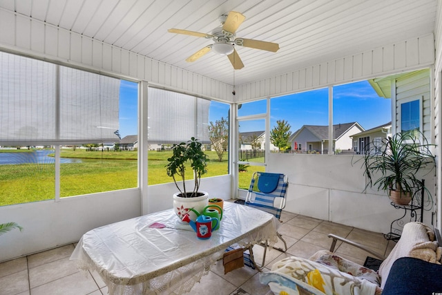 sunroom with ceiling fan