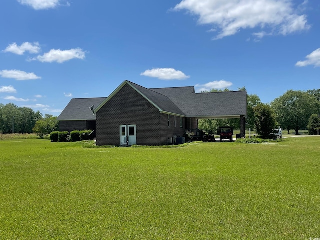 view of front of home featuring a front lawn