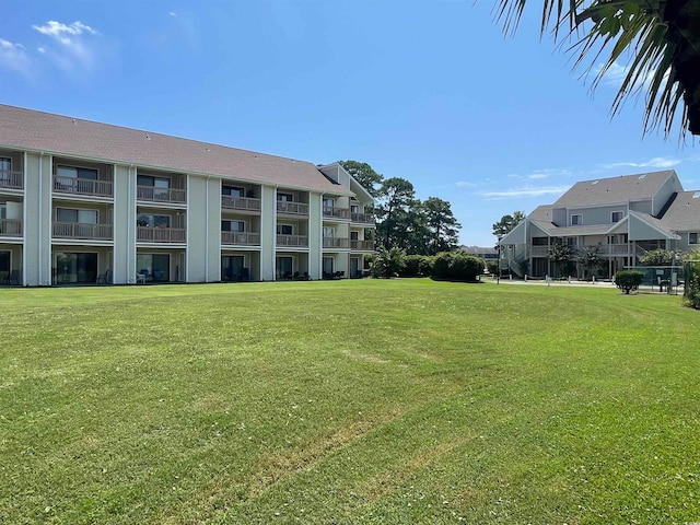 view of property's community featuring a lawn