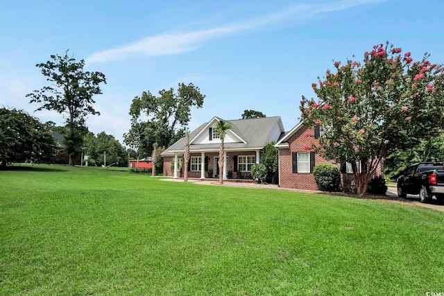 view of front facade with a front lawn