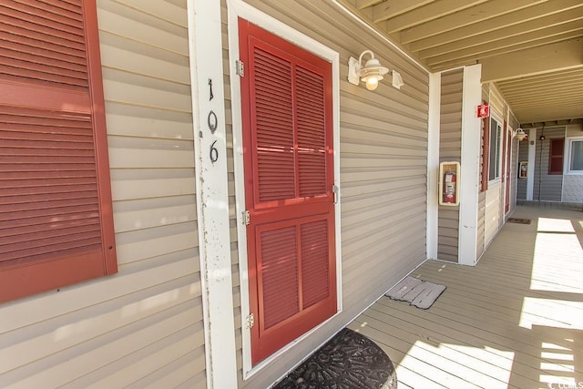 entrance to property featuring covered porch