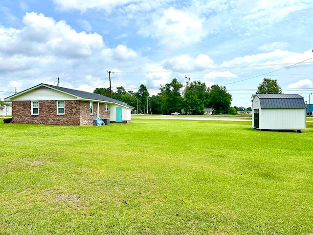 view of yard with a shed