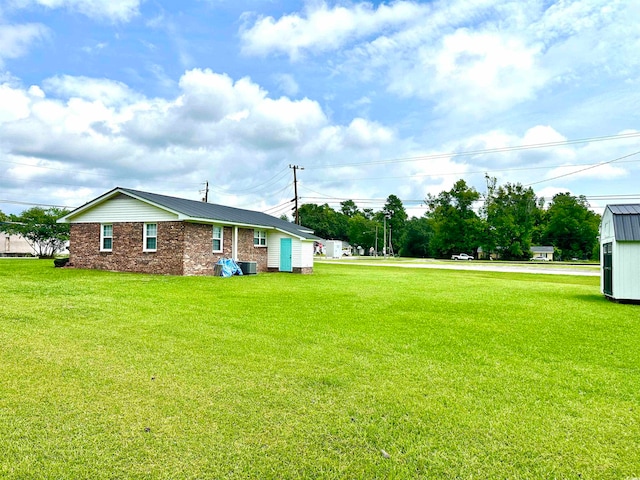 view of yard with a storage unit