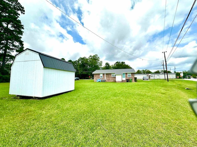 view of yard featuring a storage shed