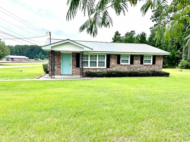 ranch-style home featuring a front lawn