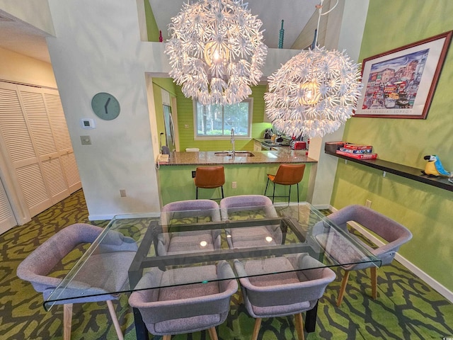 dining space featuring sink and a notable chandelier