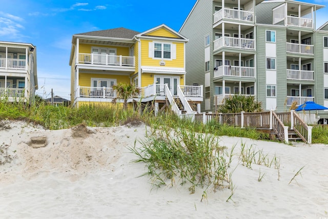 view of front of property featuring a balcony