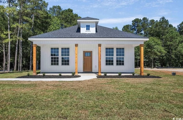 view of front of home with a porch and a front lawn