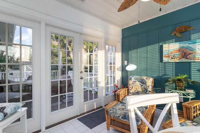 sunroom / solarium with ceiling fan