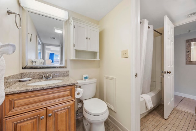 full bath featuring baseboards, shower / bath combo with shower curtain, toilet, tile patterned floors, and vanity